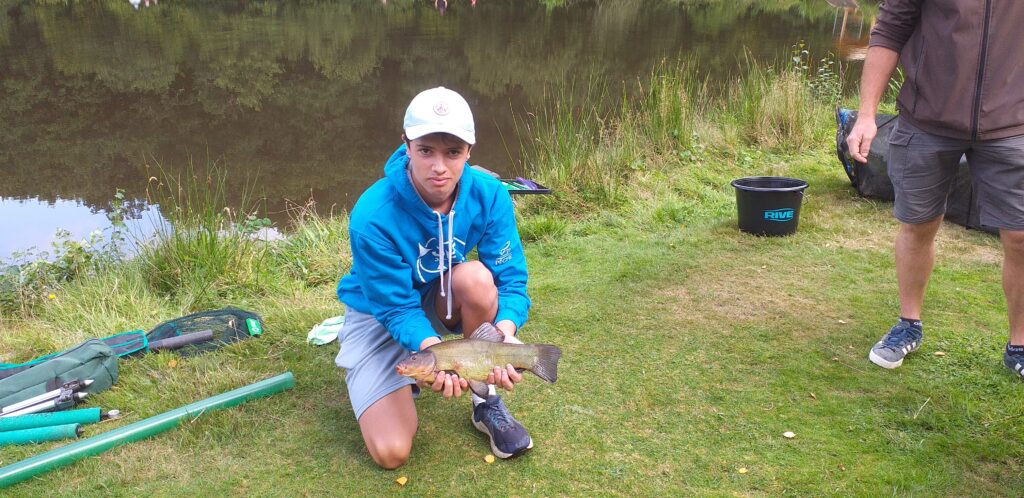 Junior fishing tour 2025 le vainqueur avec sa belle tanche