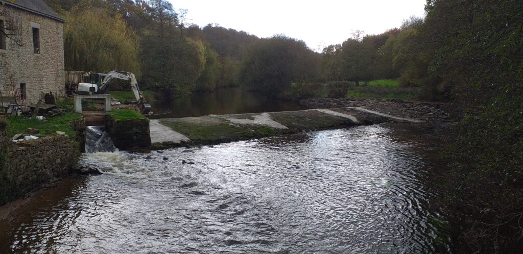 moulin de Kerhé 14 11 25 les travaux se terminent. il reste les 2 vannes à abaisser